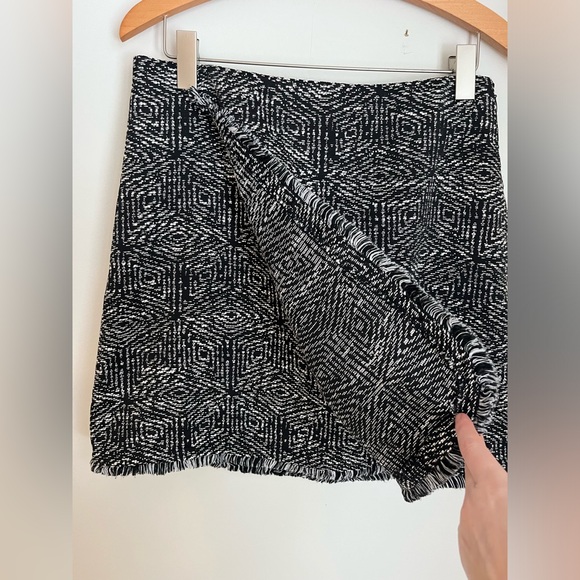 Banana Republic Chic Black and White Geometric Skirt - Picture 2 of 3